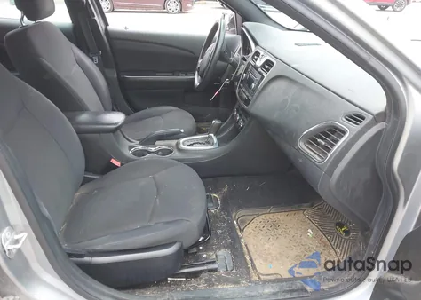 2014 Chrysler 200 Lx z USA, uszkodzony, nr VIN 1C3CCBAB9EN231381